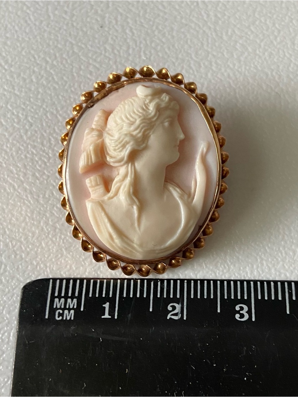 Vintage 10K Yellow Gold (Marked) Shell Cameo Brooch